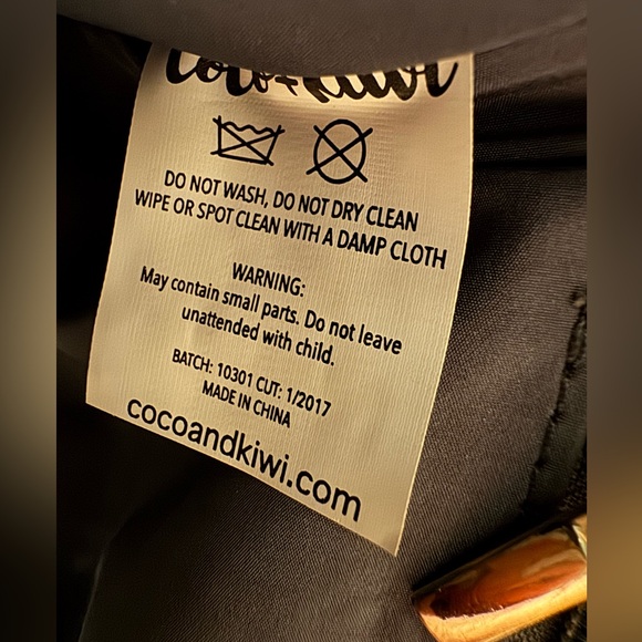 Coco & Kiwi Envelope Purse with crossbody and wristlet strap. NWT blush color - Picture 7 of 7